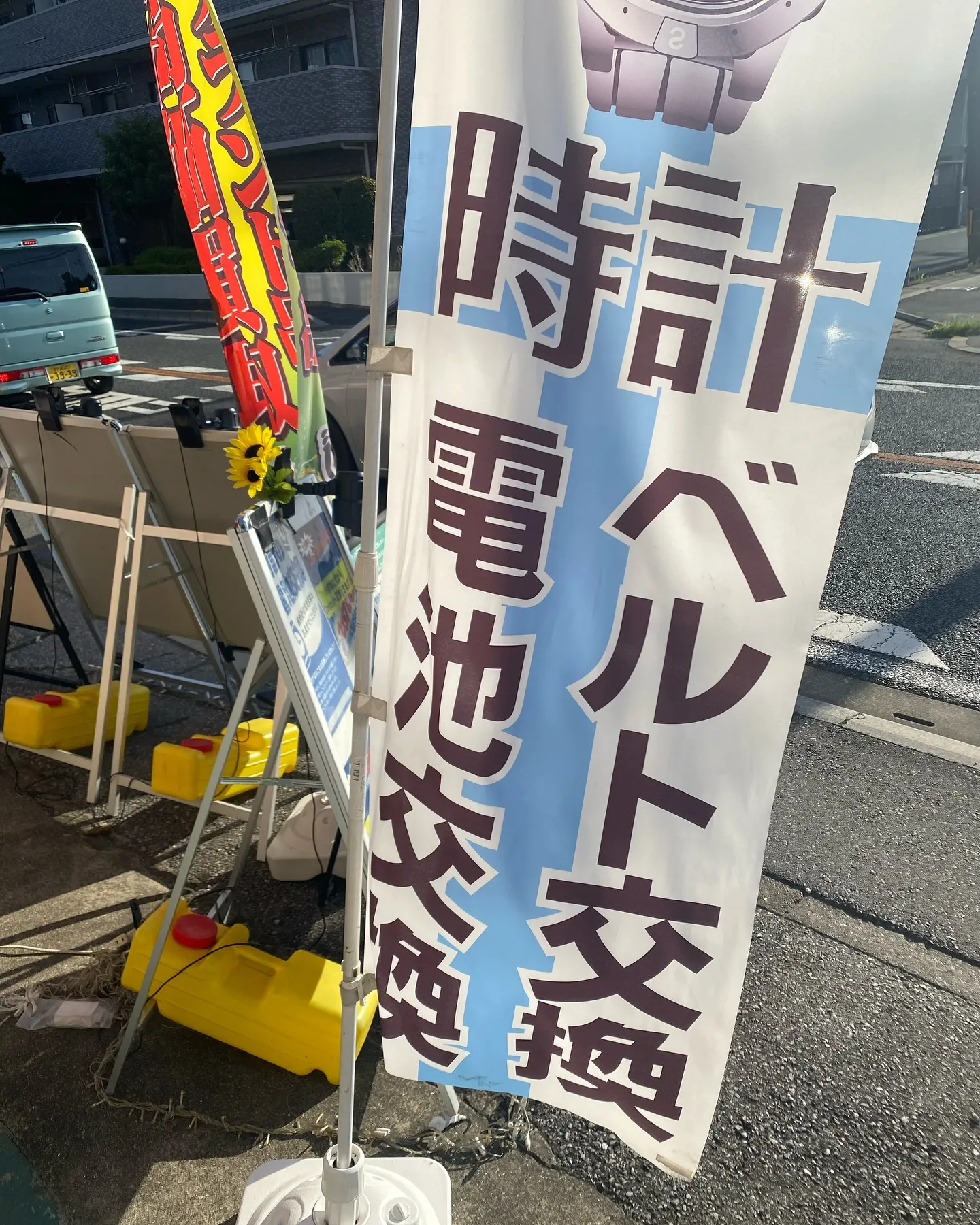 時計の電池交換や時計の修理など、承ります。